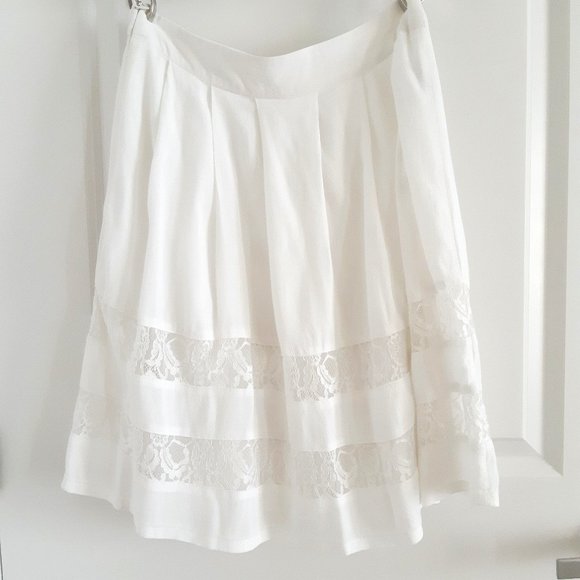 Pleated rayon skirt with lace detail S/P - Picture 2 of 9